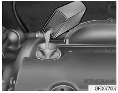 Użyć lejka, aby nie dopuścić do rozlania oleju na podzespoły w przedziale silnikowym.