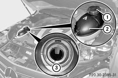 Mercedes-Benz Klasa C: Sprawdzanie Poziomu Płynu Chłodzącego - Sprawdzanie Poziomu I Uzupełnianie Innych Materiałów Eksploatacyjnych - Komora Silnika - Czszczenie I Konserwacja